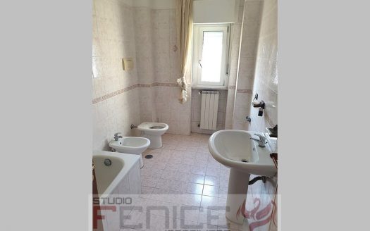 Elegante Quadrilocale in Parco – Comodità e Servizi