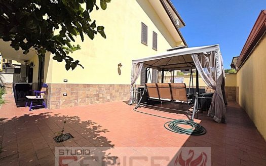 Splendido Appartamento Con Giardino a Teverola